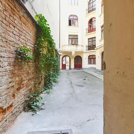 Apartament Napoca 2 Dormitoare Central - Demisol *